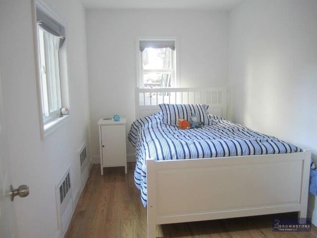 Building Photo - 586 Henry St