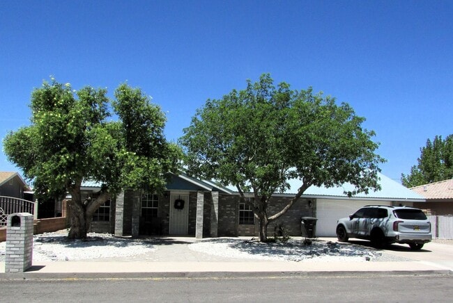 Building Photo - 3 Bedrooms, 2 Bath House