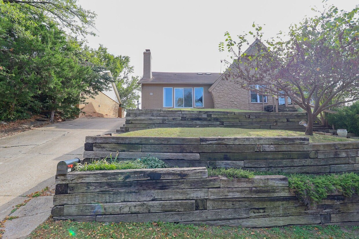 Foto principal - Updated Move In Ready 3-Bedroom Home, Grea...