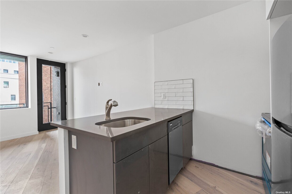 Foto principal - 31-25 Newtown Ave