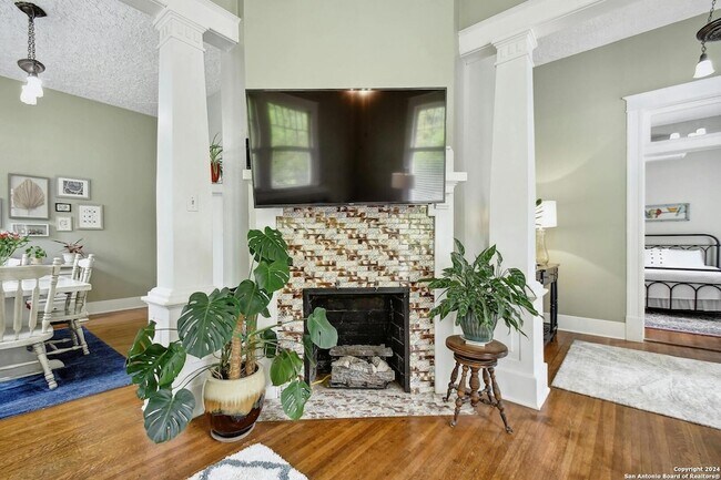 Foto del edificio - 293 Post Avenue Unit 1