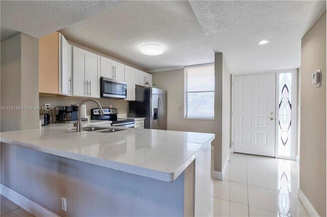 Building Photo - 2660 Carambola Cir N