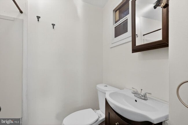 Building Photo - 1733 W Oxford St