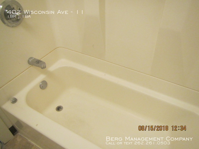 Building Photo - Large One Bedroom Apartment Private Entry