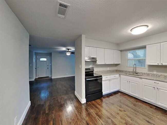 Foto del edificio - 3 BR/1.5BA | Renovated Single Family Home | 1-Car Garage | Gated backyard