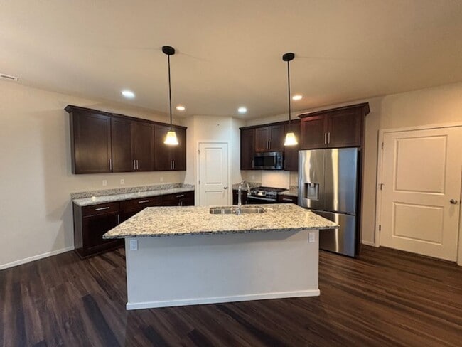 Building Photo - Beautiful 4-bedroom 2.5 bath home