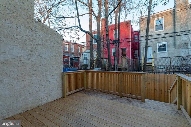 Building Photo - 615 S 55th St