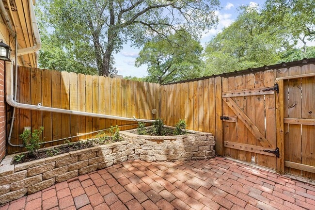 Building Photo - Bright & Updated 2-Bedroom Townhouse in Qu...
