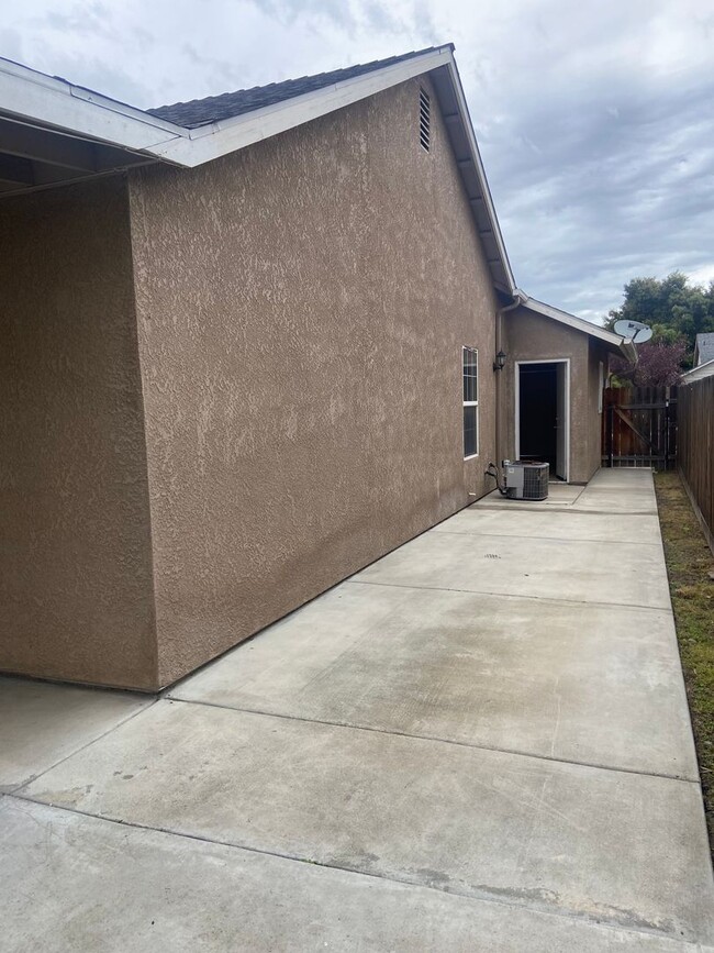 Building Photo - Dinuba home coming soon!
