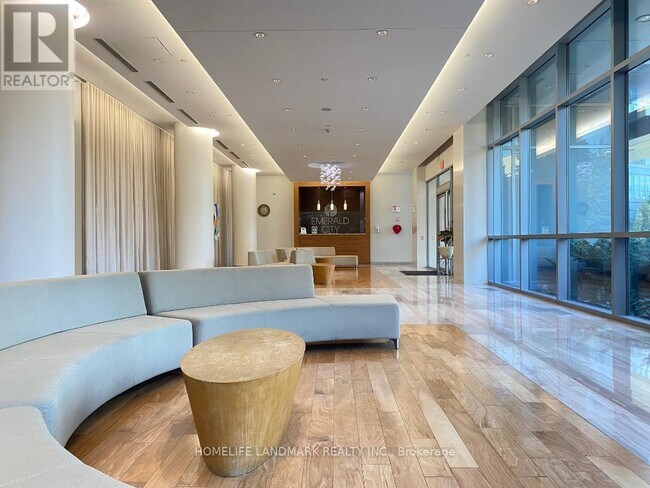 Building Photo - 62 Forest Manor Rd