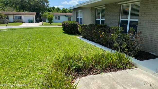 Foto del edificio - 2125 Emerald Ct