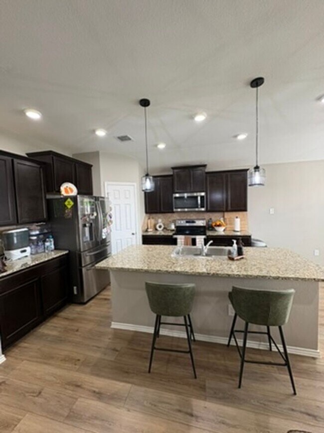 Foto del edificio - 3 bedroom 2 bath open concept