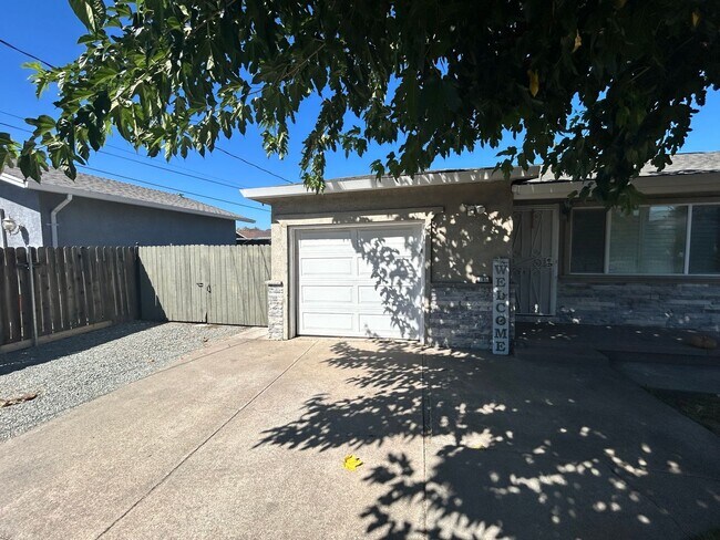 Foto del edificio - 3 Bedroom/1 Full Remodeled Bath Stockton Ca