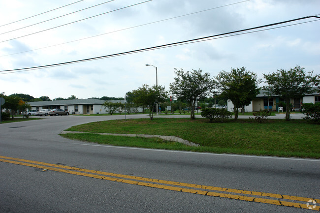 Foto del edificio - Crystal Lakes Manor