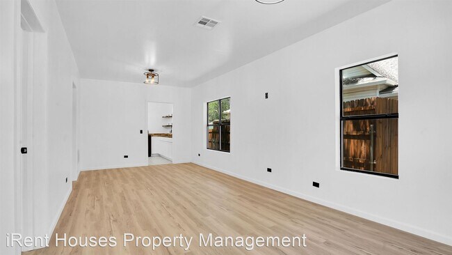 Foto del edificio - 2 br, 2 bath House - 809 NW G St