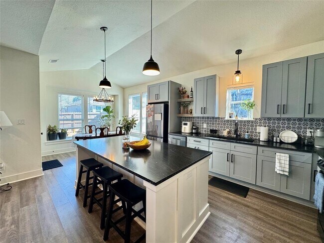 Foto del edificio - 853 Cypress Ln