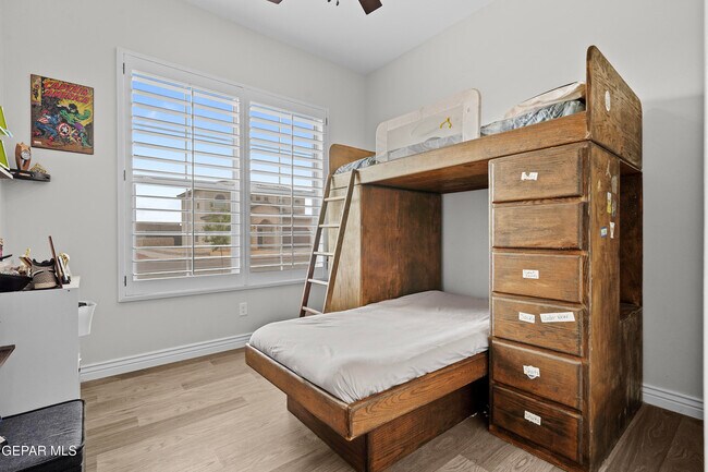 Foto del edificio - 13401 Carterton Ave