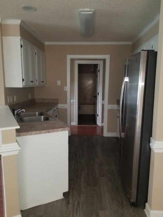 Building Photo - 105 N Pointe Dr