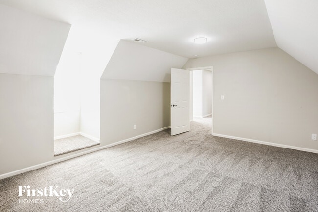 Building Photo - 911 E 8th Cir