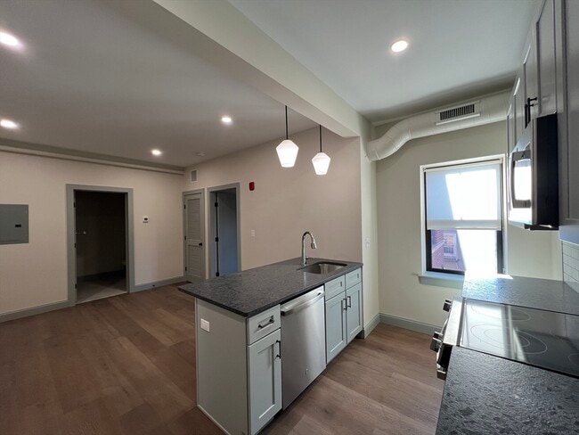 Building Photo - 160 Seabury St