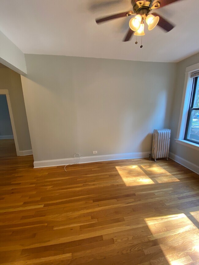 Building Photo - 1318 W Waveland Ave