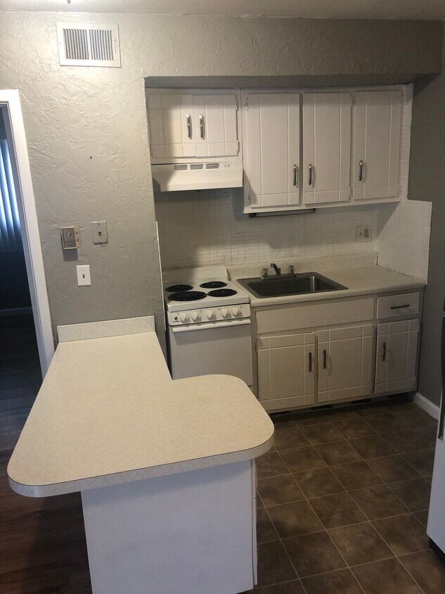 Kitchen - 800 Cunningham Ave