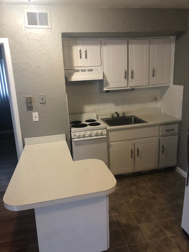 Kitchen - 800 Cunningham Ave