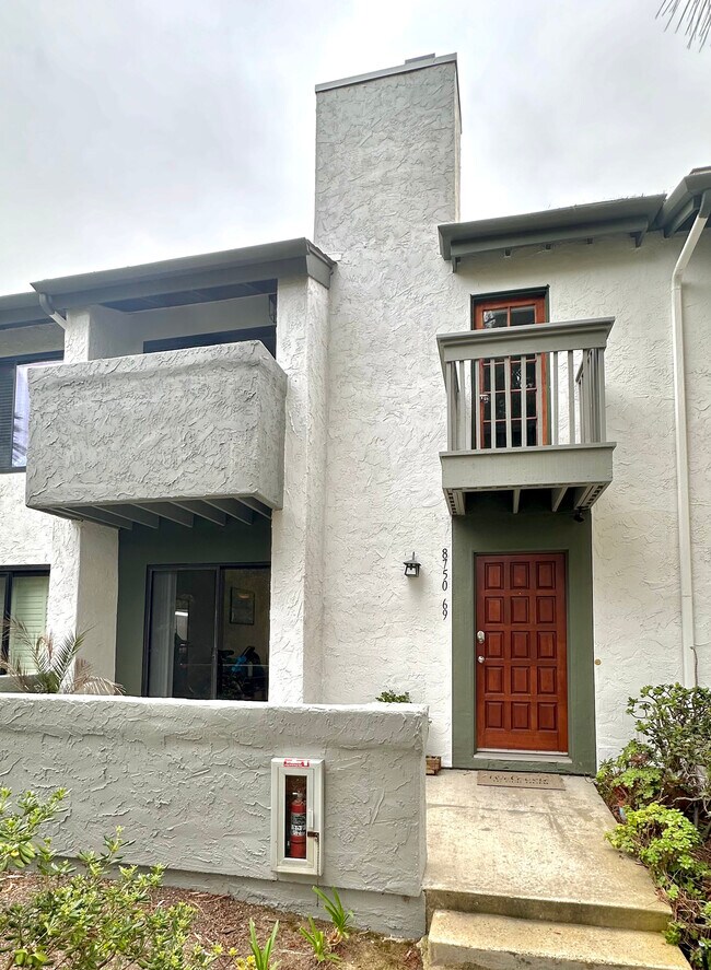 Building Photo - 8750 Villa La Jolla Dr