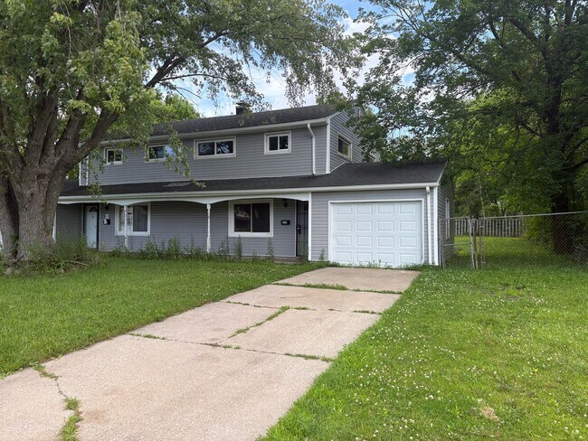 Foto del edificio - Townhome with attached garage