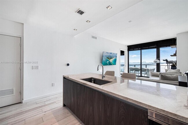 Foto del edificio - 480 NE 31st St