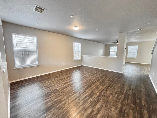 Building Photo - Spacious 3 beds, 2.5 baths in Bristol Forest!