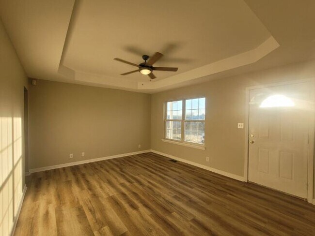 Building Photo - $1450 - 3 Bedrooms 2 Bath Adorable Ranch Home