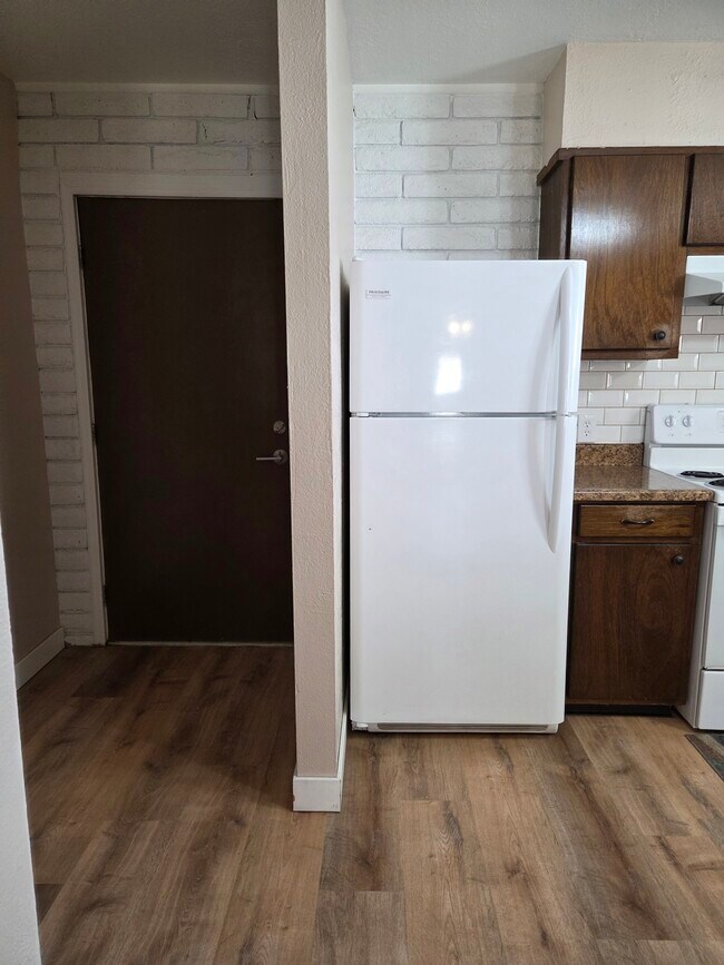 Entrada sur, utilizada normalmente como trastero/despensa. - 610 N Orchard Ave