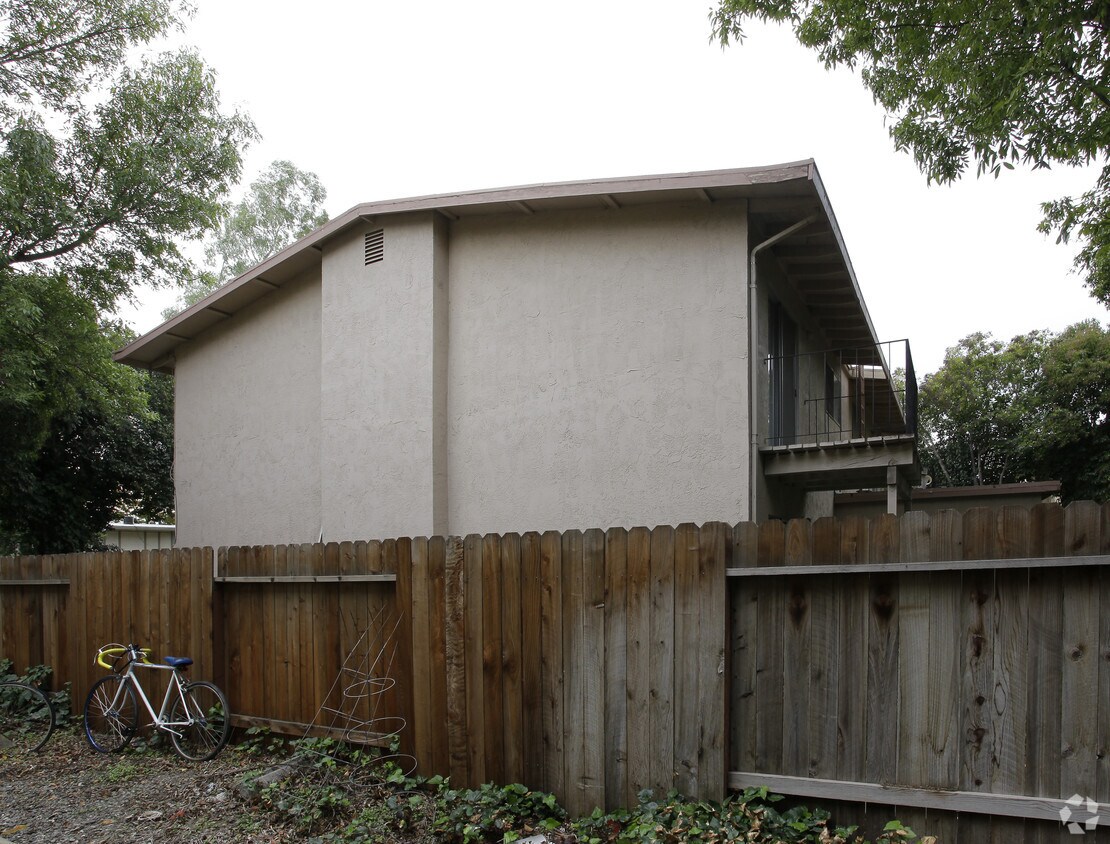 Building Photo - 1411 Drake Dr