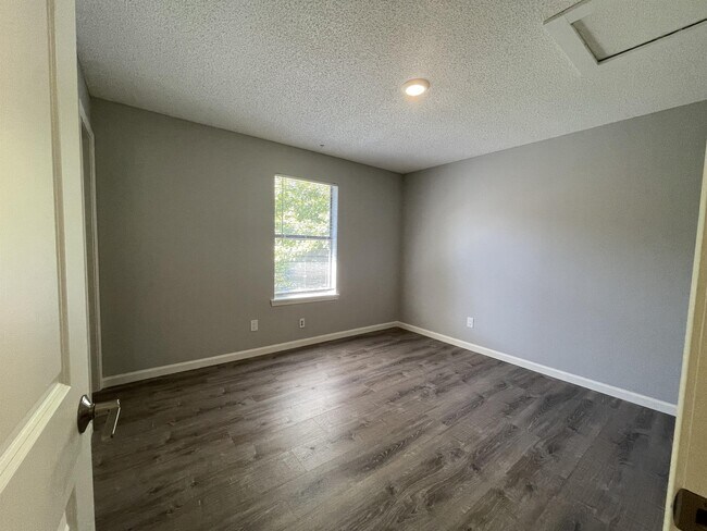 Building Photo - 211 Mt Hope Ct
