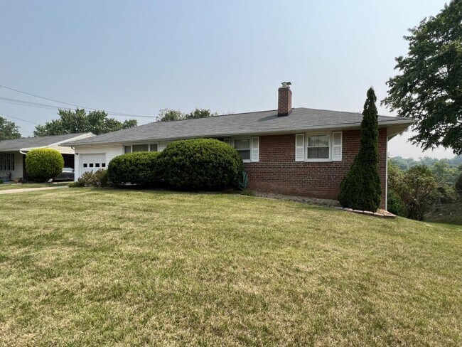 Building Photo - 3000 Shanandale Dr