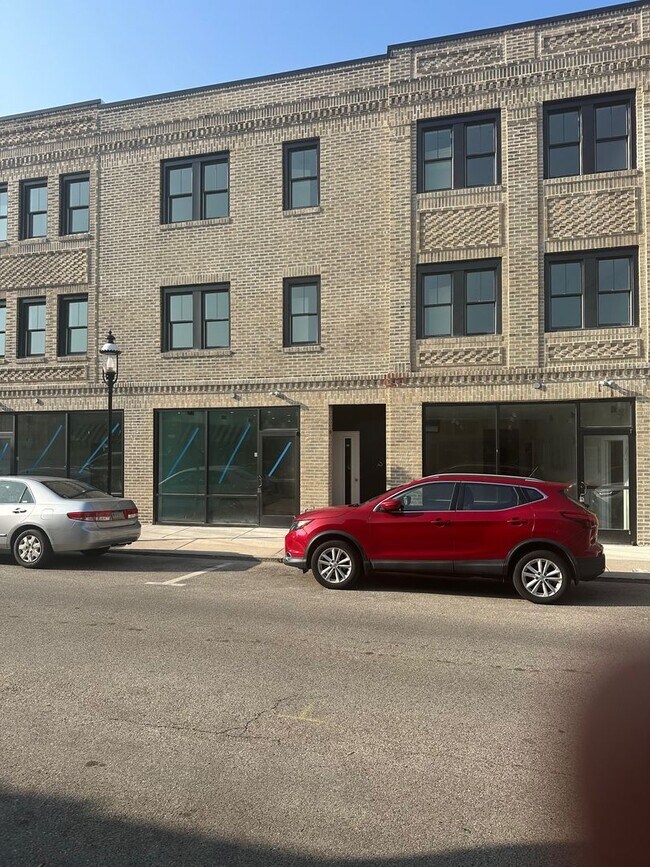Building Photo - 723 West Ave