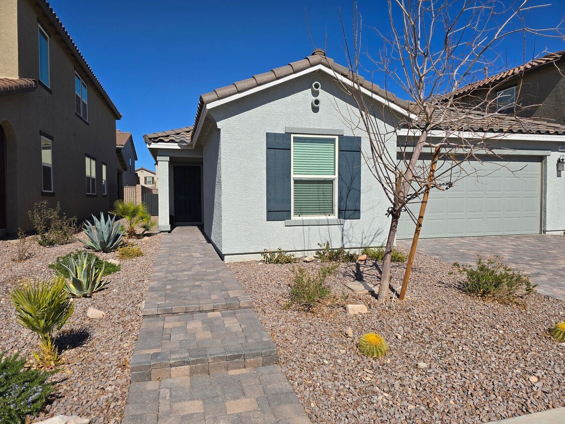 Foto principal - Newer 3 Bedroom Single Story Home in Gated...