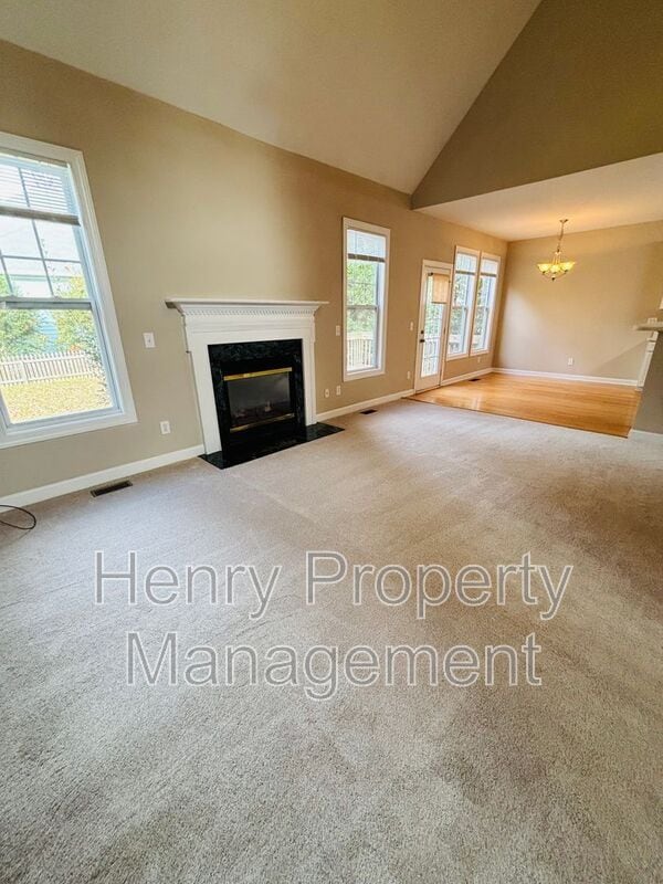 Foto del edificio - 404 Acorn Falls Ct