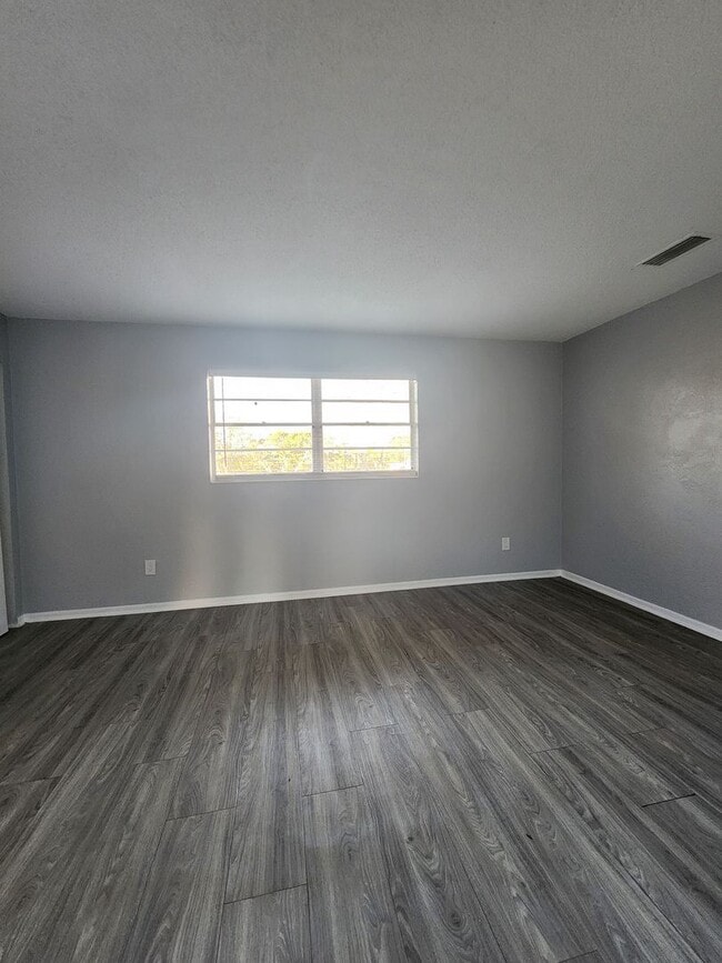 Building Photo - ** UNDER NEW MANAGEMENT **  1 Bedroom 1 Ba...