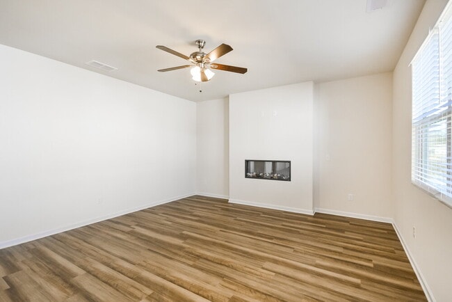 Building Photo - 637 Moorings Ave