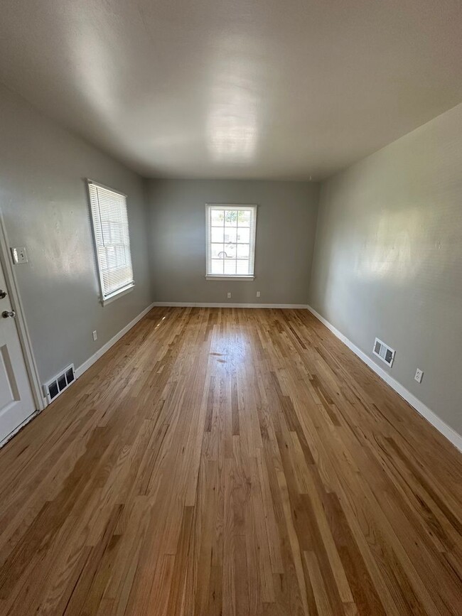 Foto del edificio - NICELY UPDATED 2 BEDROOM, 1 BATHROOM APART...