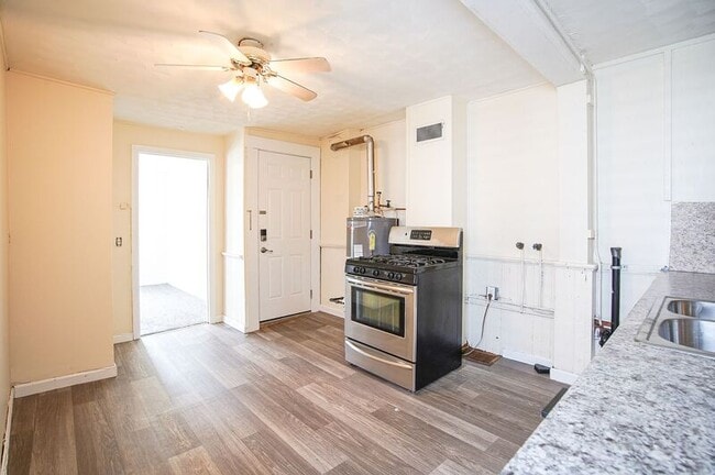 Building Photo - 32 Joy St