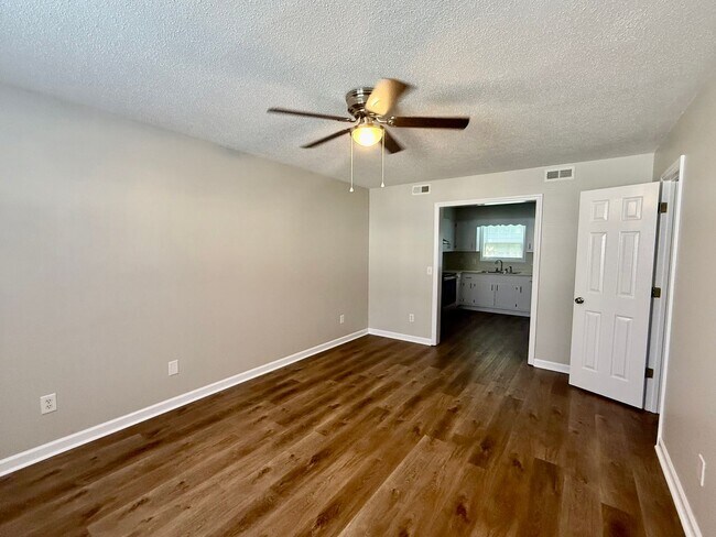 Foto del edificio - Two bedroom, 1.5 townhouse in Graham (Park...