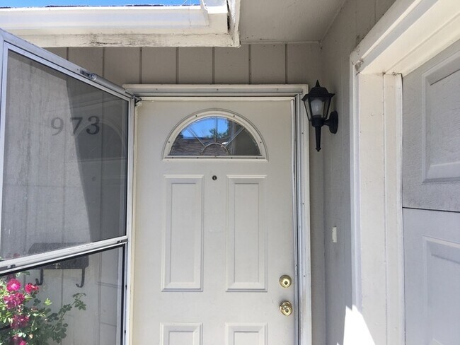 Foto del edificio - Charming Sparks Duplex - Yard/Garage/AC/1 Pet Friendly