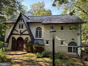 Building Photo - 132 E Dark Hollow Rd