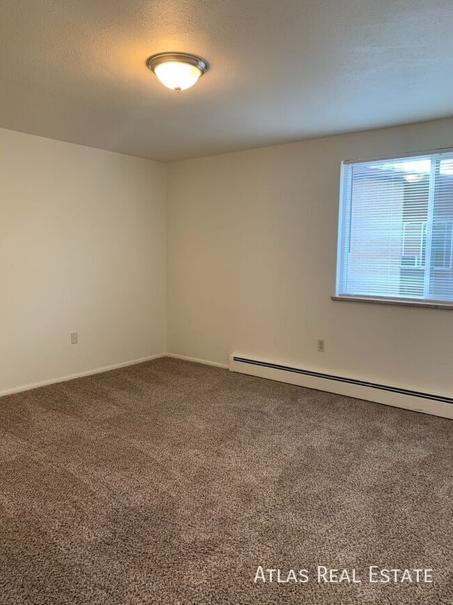 Building Photo - Newly Renovated 4-Plex Unit!! Walk to Spro...