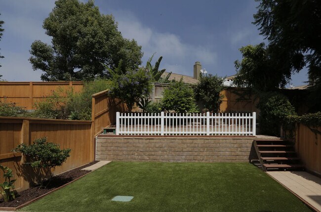 Building Photo - Beautiful Townhome in Carlsbad!