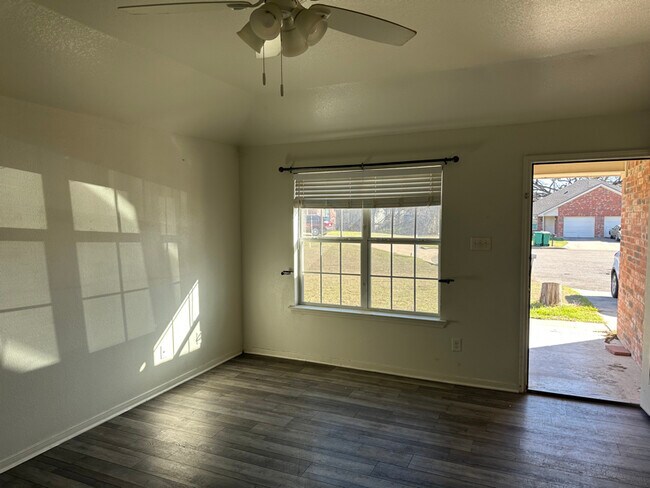 Foto del edificio - 402 Topeka Ct