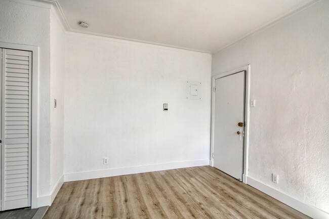 Building Photo - 4715 Chem. Queen Mary